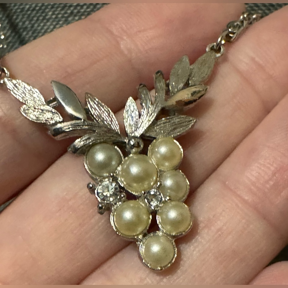 Vintage Avon Pearl Grape Cluster Necklace ✨ - Picture 10 of 12